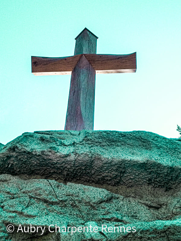 Réalisation de la croix en chêne travaillée et posé au calvaire de la Chapelle de Brun, Aubry Charpente Rennes