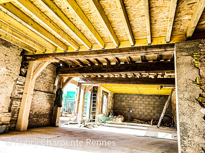 Restauration à bourgbarré d'une longère avec la mise en place d'une poutre en chêne et un solivage en sapin pour créer un étage, Aubry Charpente Rennes